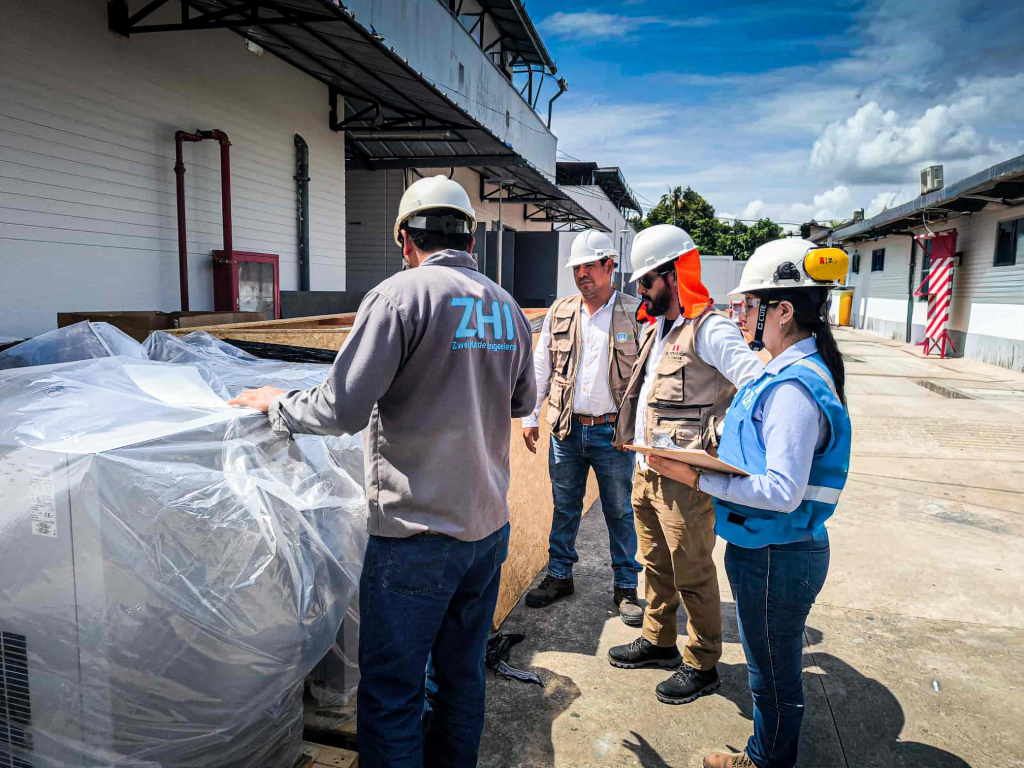 Equipo ZHI en instalación de proyecto de gases medicinales en el Hospital César Garayar García de Iquitos
