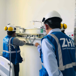 Ingenieros de ZHI instalando panel de cabecera de cama hospitalaria con tomas de gases medicinales