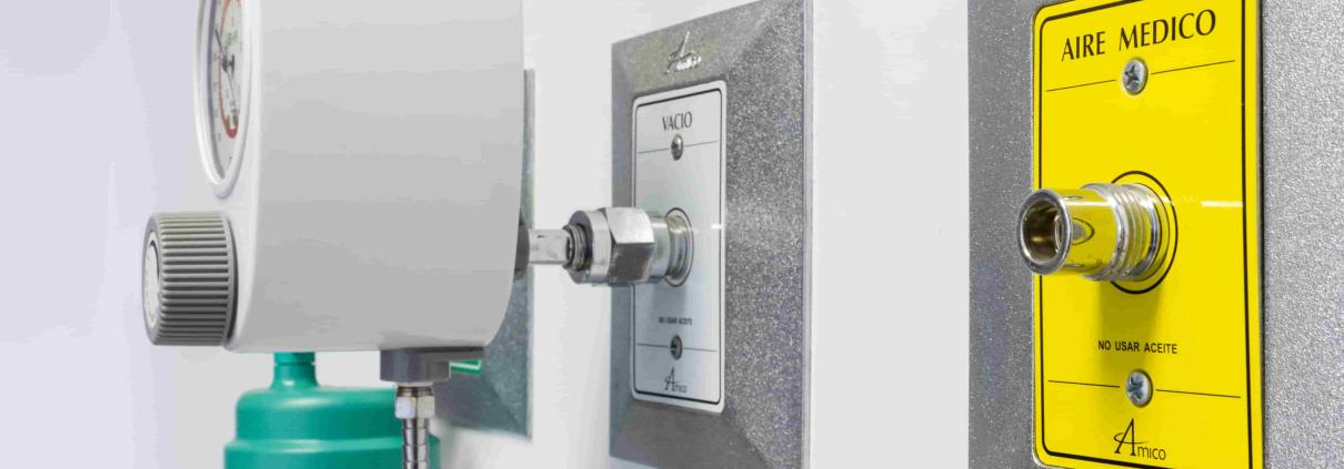 Toma de gases medicinales empotrada en pared con válvula de corte y panel de identificación uso médico