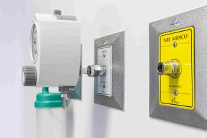 Toma de gases medicinales empotrada en pared con válvula de corte y panel de identificación uso médico