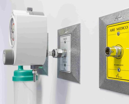 Toma de gases medicinales empotrada en pared con válvula de corte y panel de identificación uso médico