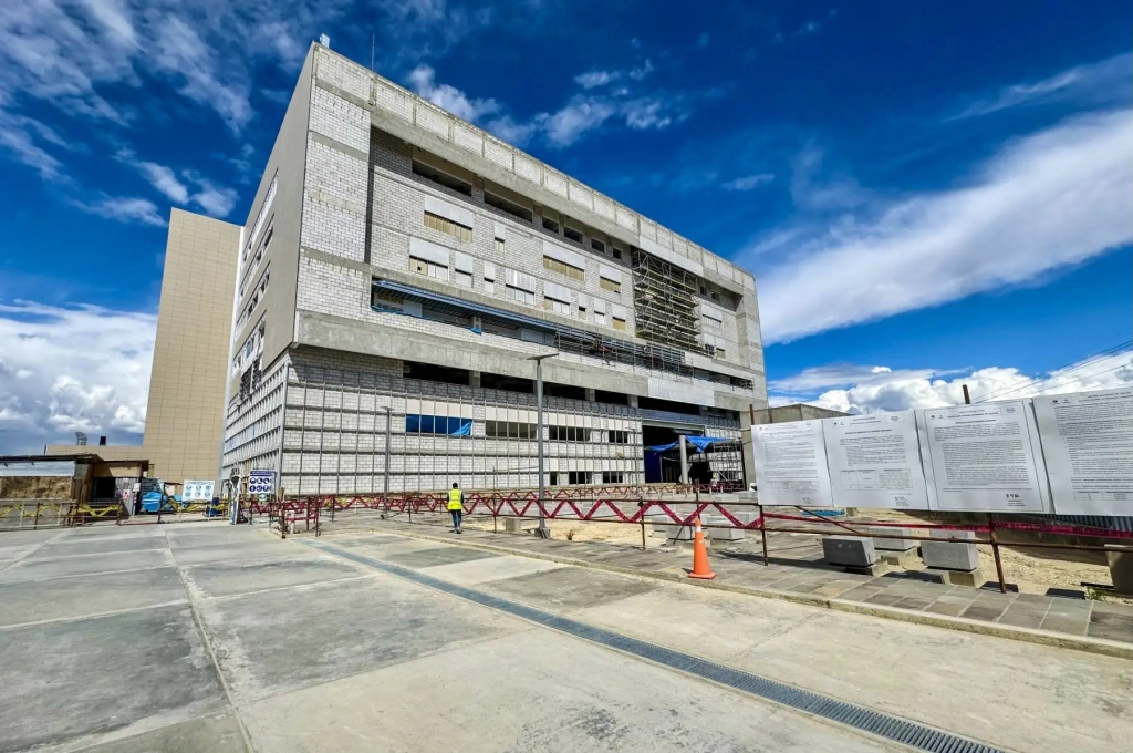 Fachada del hospital EsSalud Cajamarca en construcción, proyecto de ZHI