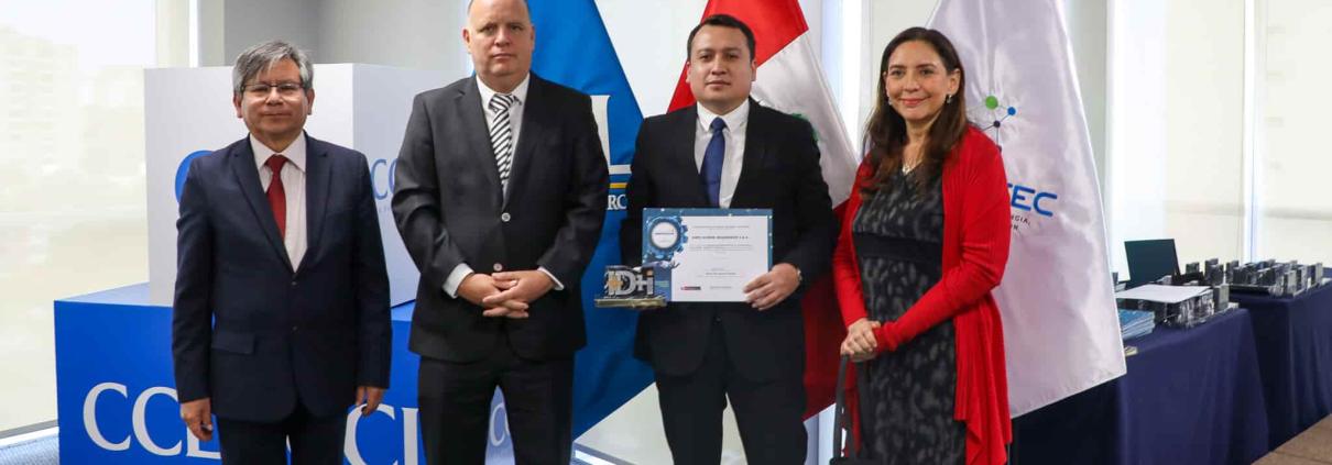 Roger Chávez, Gerente de OTC de ZHI Ingenieros, recibe reconocimiento CONCYTEC 2026 en la Cámara de Comercio de Lima por proyecto de innovación en gases medicinales