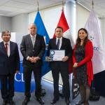 Roger Chávez, Gerente de OTC de ZHI Ingenieros, recibe reconocimiento CONCYTEC 2026 en la Cámara de Comercio de Lima por proyecto de innovación en gases medicinales
