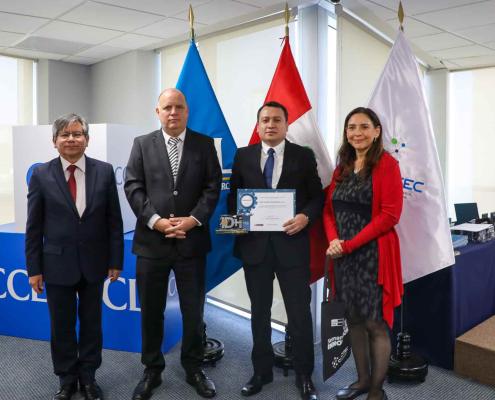 Roger Chávez, Gerente de OTC de ZHI Ingenieros, recibe reconocimiento CONCYTEC 2026 en la Cámara de Comercio de Lima por proyecto de innovación en gases medicinales