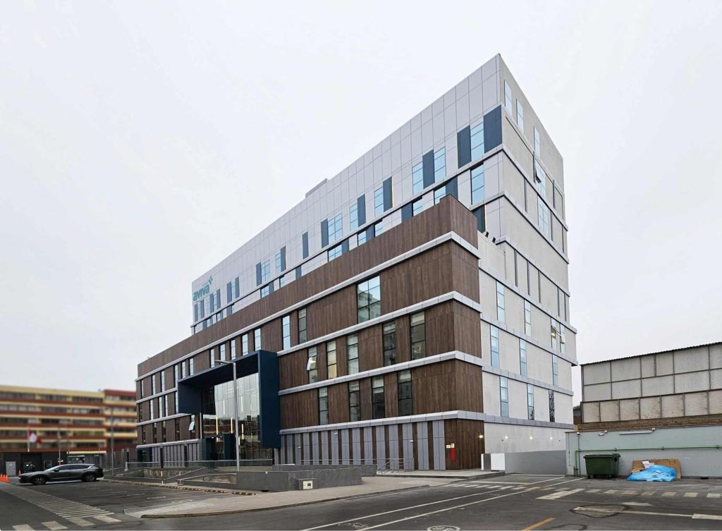 Fachada de la nueva Clínica AVIVA en San Juan de Miraflores, Lima Sur, en etapa final de construcción