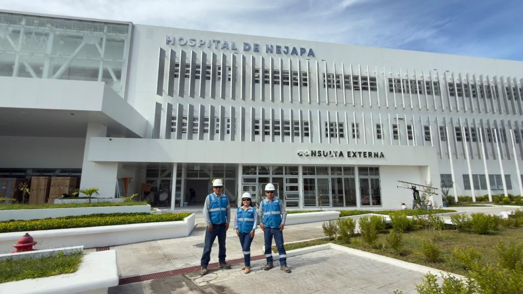 Equipo de ZHI frente al Hospital de Nejapa en El Salvador